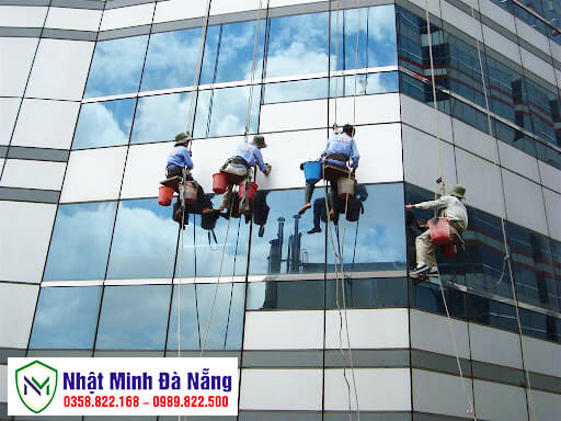 vệ sinh lau kính tòa nhà