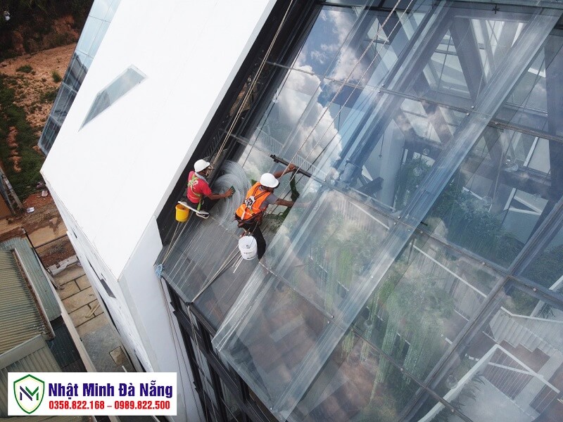 Thi công làm sạch kính tòa nhà