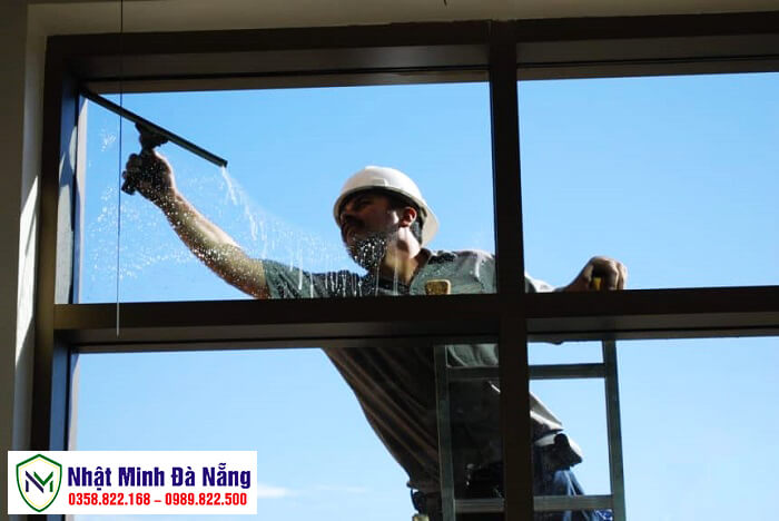 Nhân viên lau kính có kinh nghiệm