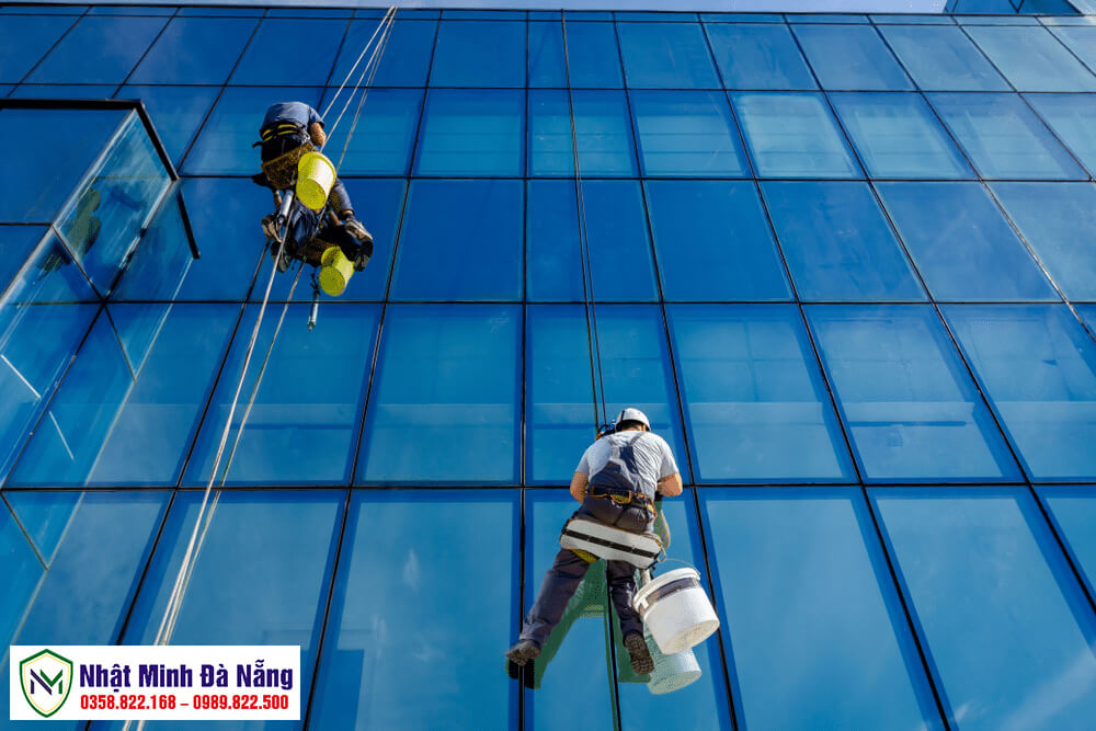 Dịch vụ lau kính tòa nhà cao tầng tại Nhật Minh
