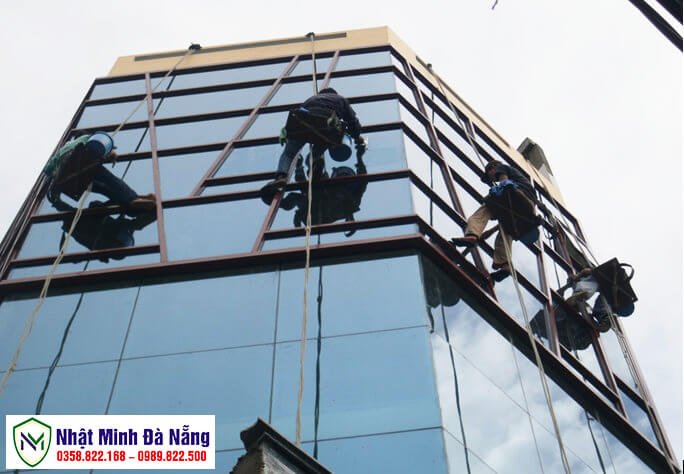 Các hạng mục trong dịch vụ lau kính