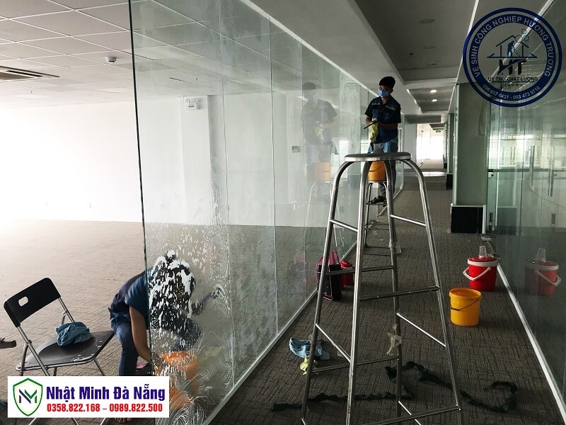 Quy trình lau kính tòa nhà Nhật Minh
