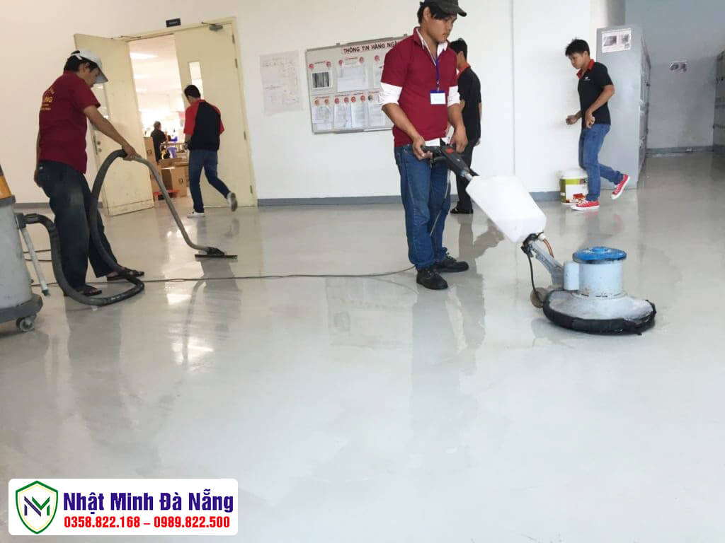 Thực hiện dọn vệ sinh sàn nhà xưởng