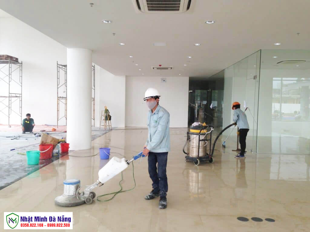 Nhân viên thi công đánh bóng sàn đá