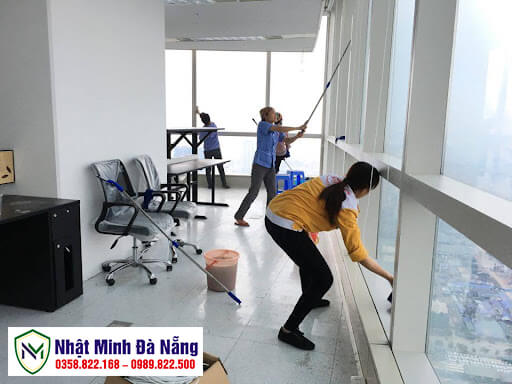 Lau kính tòa nhà cao tầng