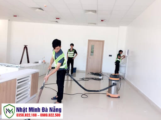 Thực hiện vệ sinh sàn và tường nhà