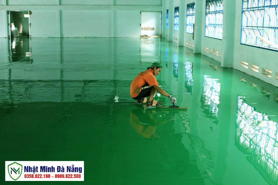 Thi công sơn epoxy lớp sơn thứ 2