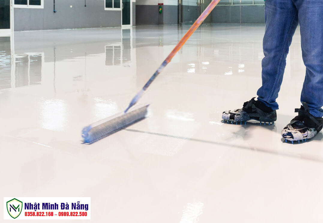 Thực hiện lớp sơn sàn epoxy