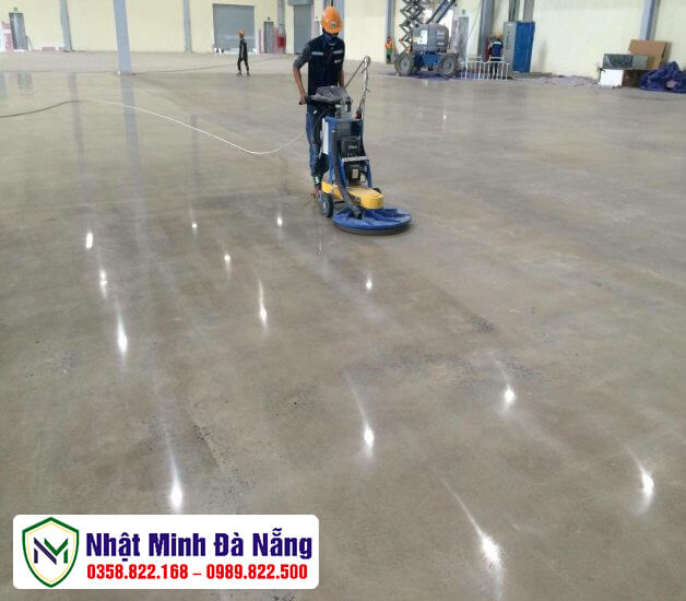 Làm sạch bề mặt sàn